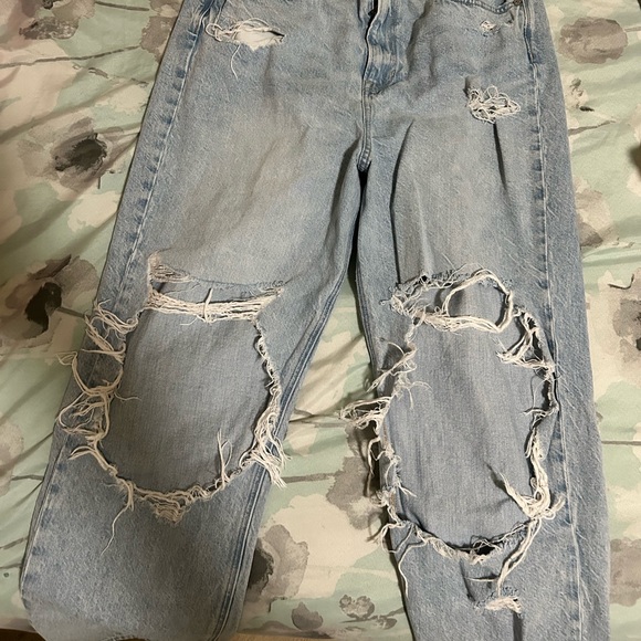 AE Lightwash Ripped Jeans - Picture 2 of 5